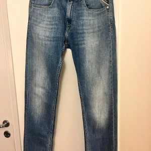 Blå Replay Dave jeans comfort fit - Säljer dessa snygga blå jeans från Replay, modell Dave med comfort fit. Storlek waist 28, längd 32.    Klassisk fyrficksdesign, raka ben och ljus tvätt med slitningar framtill. Pris kan diskuteras🌸
