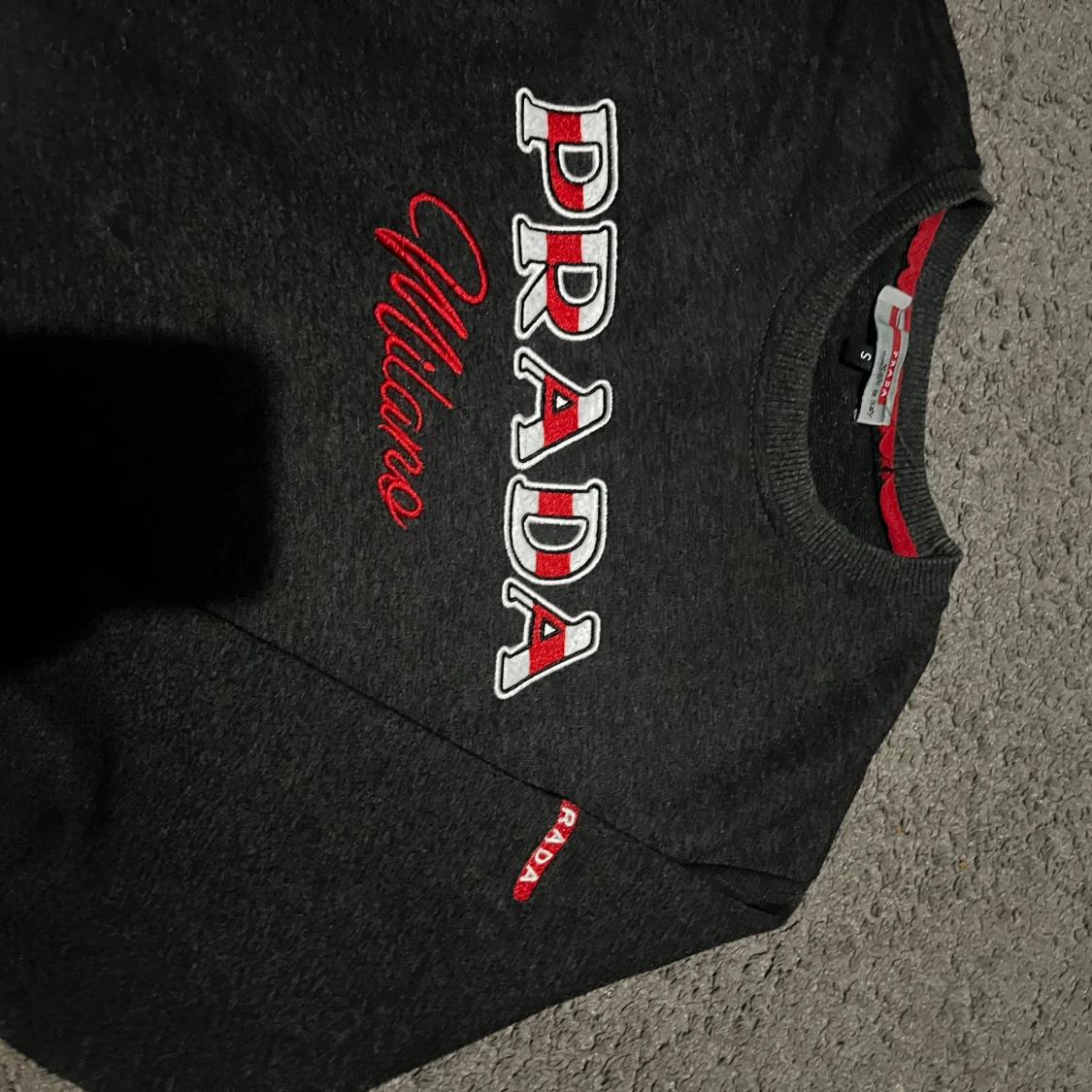 Mörkgrå sweatshirt från Prada - 2