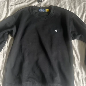 Svart crewneck Ralph Lauren helt ny - Säljer min helt nya crewneck tröja från Ralph Lauren pga av att den är för liten, tröjan är S men sitter som XS, pris kan diskuteras vid snabb affär
