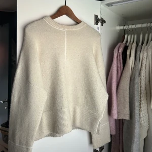 Beige stickad tröja - Så fin stickad tröja med vit detalj från Zara💗Storlek M i bra skick. Den är nopprig därav priset men fortfarande väldigt fin. 