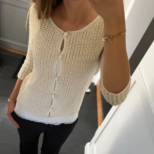 Beige stickad kofta  - Beige trekvartsärmad stickad kofta i fint skick från Mango. Passar S och M. Använd gärna köp nu!
