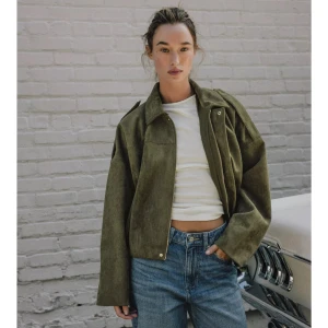 mockajackan från Zara - Säljer den här suede jackan från Zara i grön. Helt oanvänd och lappen är kvar! Storlek S. Helt slutsåld på hemsidan