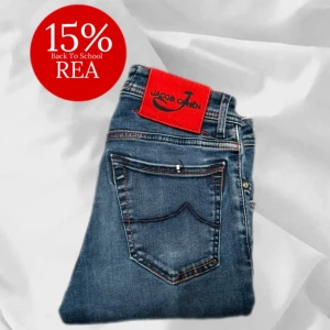 Jacob Cohën Jeans - Säljer dessa riktigt feta Jacob Cohën 688 jeans (slimfit modell) i mörkblå med röda detaljer, Storlek W30 – enkla att matcha och sköna att bära. De är i bra skick. Pris kan diskuteras