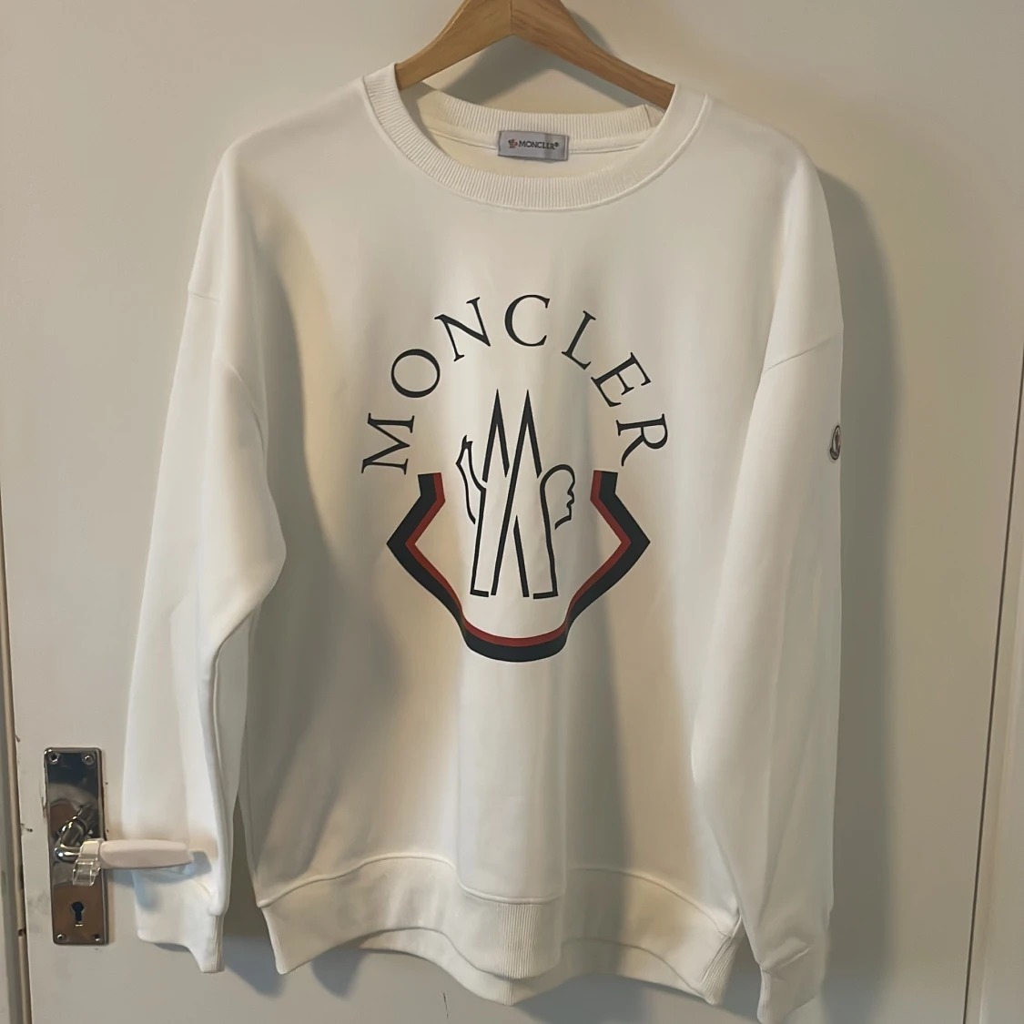 Vit sweatshirt från Moncler med logga