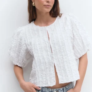 Vit blus från gina tricot - Säljer en super fin blus,som passar perfekt till både middag/fest eller till vardags. Använd endast ett tillfälle,så säljer då den inte används! Hör av dig vid intresse eller diskutera priset💕