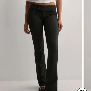 Svarta lågmidjade kostymbyxor  - Helt nya kostymbyxor från nelly, lågmidjade. Använda en gång då dom är förstora 