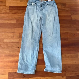 Levi's Stay Loose ljusblå jeans - Ljusblå jeans från Levi's i modellen Stay Loose med klassisk femficksdesign och raka, lösa ben. Jeansen har en avslappnad passform och är tillverkade i mjukt denimtyg. Perfekta för dig som gillar en chill och trendig look.