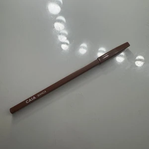 CAIA Bianca läppenna brun - Snygg läppenna från CAIA i färgen Bianca, med en mjuk brun ton. Pennan har en klassisk träkropp och är lätt att vässa för skarpa linjer. Perfekt för att definiera och forma läpparna med ett naturligt resultat.