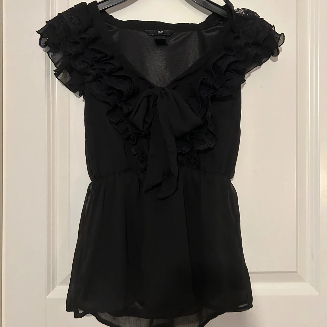 svart volangblus  - 2