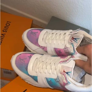 Louis Vuitton Runaway  - Vita LV Runaway sneaker i nyskick! Aldrig använda. Storlek 42. Låda och allt annat medföljs. Passar till killar och tjejer. 