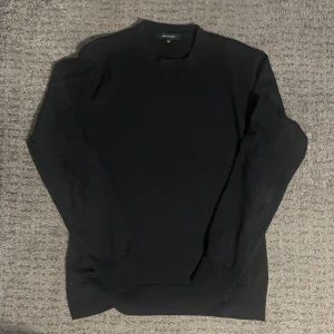 merinoullströja Paul & friends  - Säljer en mörkblå tröja från Paul & friends. Den är iprincip i nyskick, knappt några tecken på användning. En riktigt skön tröja i 100% merinoull som är väldigt mjuk mot huden. 