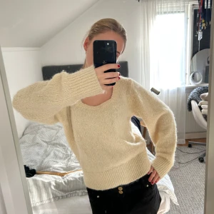 Gul stickad tröja - Mysig Ljusgul stickad tröja, Perfekt nu till hösten!💛 Från början är den från &other stories men jag har köpt den från sellpy. Storlek M men skulle säga att den passar de flesta då den är stretchig. Kan användas som både ”off shoulder” och som vanlig.❤️