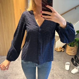 Söt mörkblå blus - Säljer denna super söta blåa blusen från bubbleroom! Har bara använt några gånger så är fortfarande i bra skick!🙏