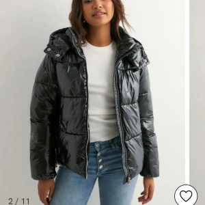 svart glansig jacka - säljer min svarta glansiga jacka från nelly, köpte förra året så den har mycket bra skick! nypris 799kr