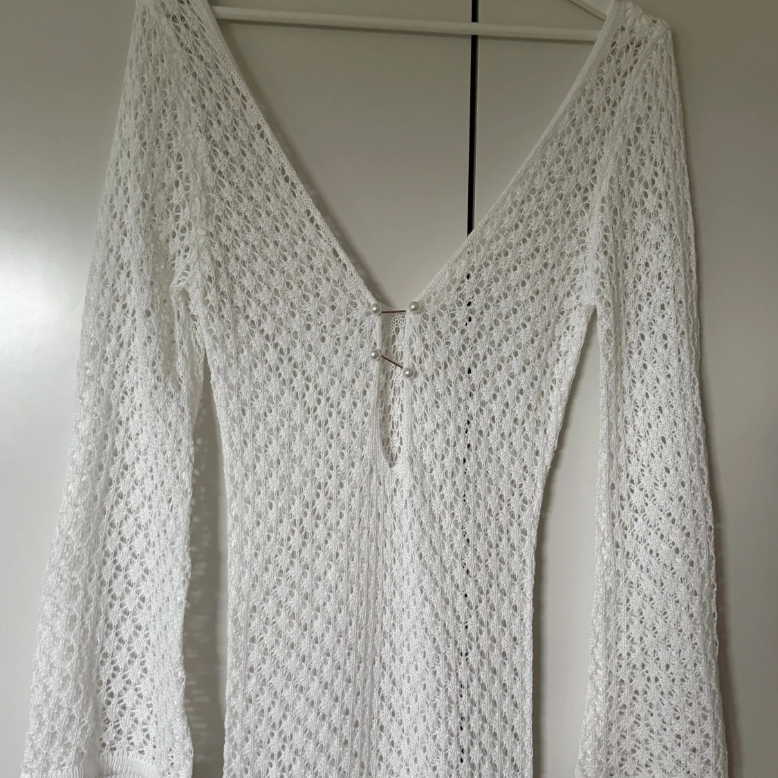 Vit lång stickad klänning med v-ringning - 1