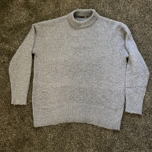 Marinblå stickad tröja från 157, storlek S - Mysig marin blå tröja från 157 i storlek S. Tröjan har en klassisk rund halsringning och långa ärmar. Perfekt för kyliga dagar och enkel att matcha med jeans eller kjol. Använd 1 gång ångrar köp. Tröjan ser grå ut på bilden med den är marin blå i vekligheten.❣️