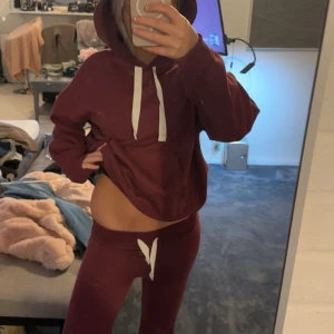 Russemerch liknande vinrött mjukis sett - Super snyggt mjukis sett liknar det populära russemerch, materialet är extremt skönt och luftigt, skriv gärna vid intresse❤️🥰