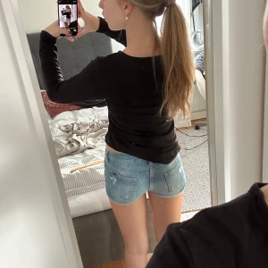 Blå jeansshorts - Snygga blå jeansshorts med låg midja!💙 Köpta på Loppis för några år sedan. Säljer då de är lite små för mig. Knappen sitter lite löst men det är lätt fixat! Midja tvärs över:36cm
