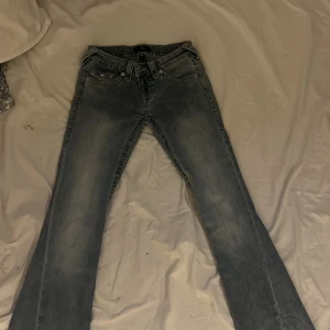 True Religion Joey Low Rise Flare Jeans - Säljer tyvärr mina true religion jeans i storlek w23 då de inte kommer till användning alls! Möts helst upp i sthlm men kan skicka💞
