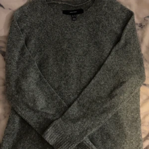 Grön stickad tröja från Vero Moda - Säljer en fin stickad tröja från Vero Moda i storlek XS. Tröjan är jätte bekväm så det är inget som sticks 💗 Perfekt till ett par jeans! 💗
