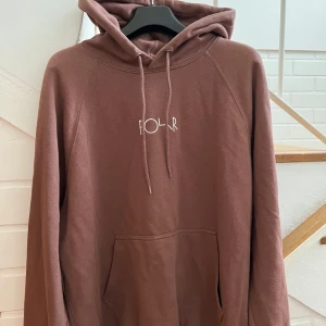 Brun hoodie från Polar Skate Co - Säljer en brun hoodie från Polar Skate Co i storlek small. Tröjan har broderad logga på bröstet, huva med snörning och en stor magficka. Perfekt för dig som gillar streetwear och vill ha en skön och stilren look.