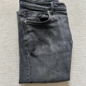 Neuw Lou slim Jeans  - Neuw Lou slim jeans i storlek 32:32. I använt skick. Nypris 1499kr