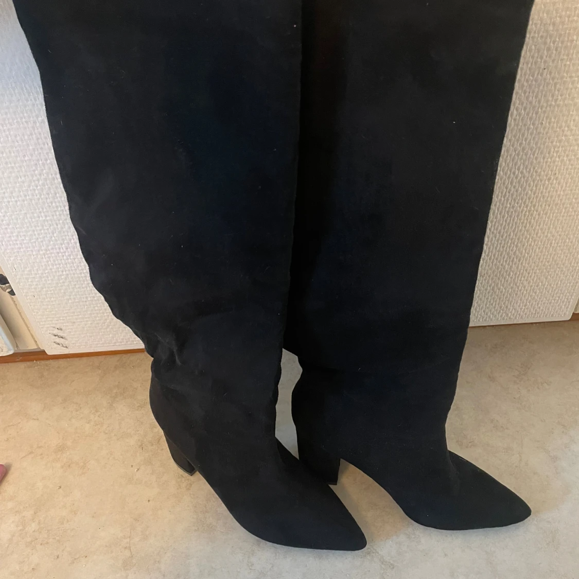 Svarta höga mockastövlar med klack