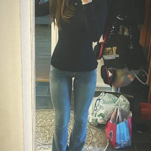 True Religion Joey Low Rise Flare Jeans - Säljer ett par ljusblå True Religion Joey jeans med låg midja och flare-ben i storlek W25. Säljer för att dem är för små för mig. Använda ca 3 - 4 gånger. Jeansen är i mjukt denim och har en snygg tvättad look. Skriv privat för fler bilder på. Nypris 1299 kr.