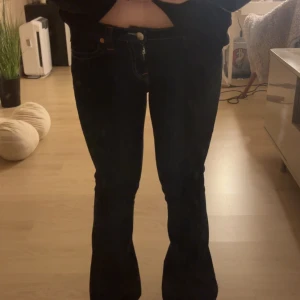 True Religion mörkblå bootcut jeans - True religion jeans i storlek 28, knappt aldrig använda, inga defekter, normala i storlek.