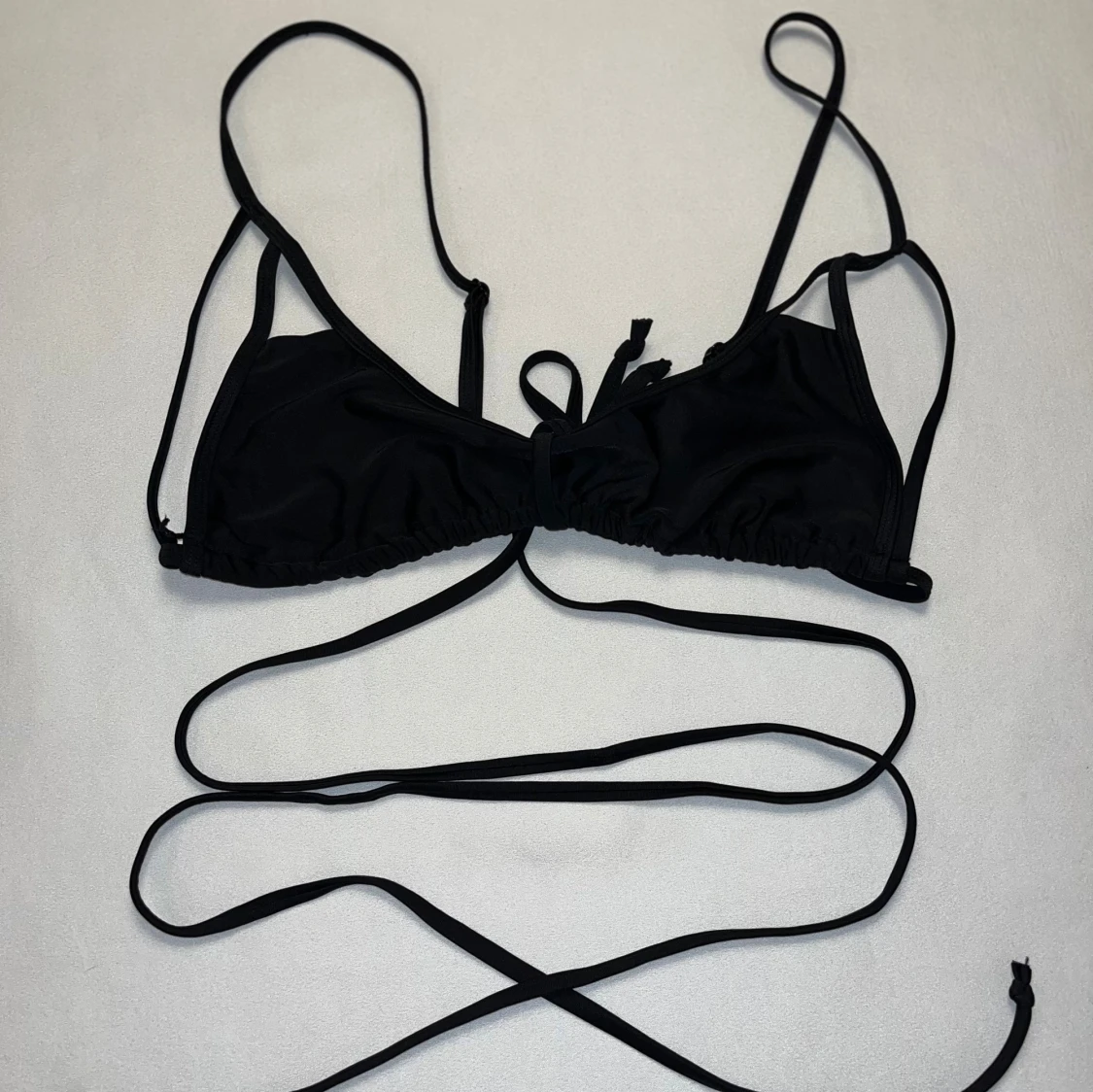 Svart bikiniöverdel med snörning - 1