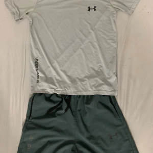 Under armour set - Jag säljer ett par under armour tränings/style set. Kontakta vid intresse och ge gärna prisförslag👍🏼
