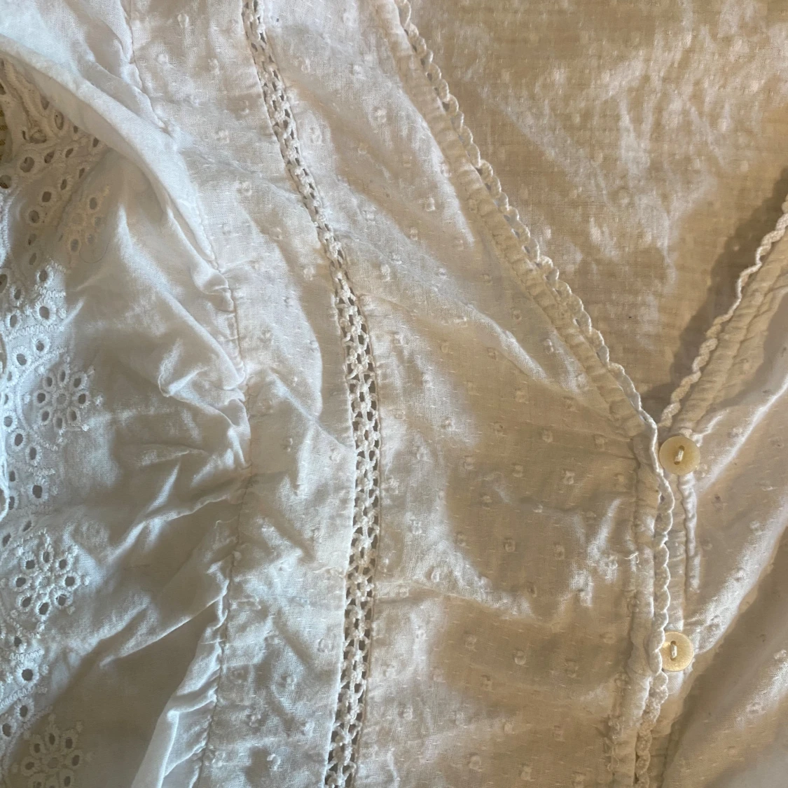 Vit blus med volang och spetsdetaljer - 3