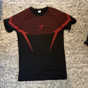 Svart och röd Gymshark t-shirt - Svart och röd Gym tröja (Shark) | Storlek: M | Skick: 10/10