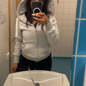 russemerch set - säljer mitt gråa set från russemerch, tröjan i storlek xs och byxorna i storlek M. köpt för 1250 kr, säljer för 750 kr. går även att köpa en del. finns en liten fläck på ena benet men den syns inte i helhet direkt. 💖💖💖