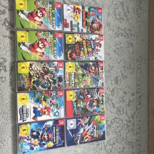 Nintendo Switch Mario Spelpaket (10 spel) - Stort paket med 10 populära Mario-spel till Nintendo Switch, inklusive Mario Golf, Mario Party, Super Mario Odyssey, Super Mario Bros. Wonder och fler. Alla spel med originalfodral och kassetter, i mycket fint skick. Perfekt för Mario-fans och samlare! Varje spel kostar 300, var ursprungligen 600 och priset är förhandlingsbart