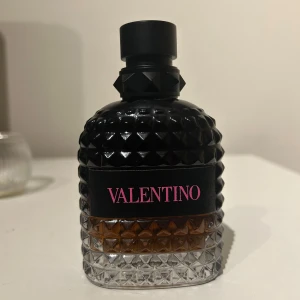 Valentino born in Roma intense 100ml - Valentino born in Roma intense 100 ml. Har bara använt något sprut. Skriv vid fler frågor. Har kvitto. Priset går att diskutera