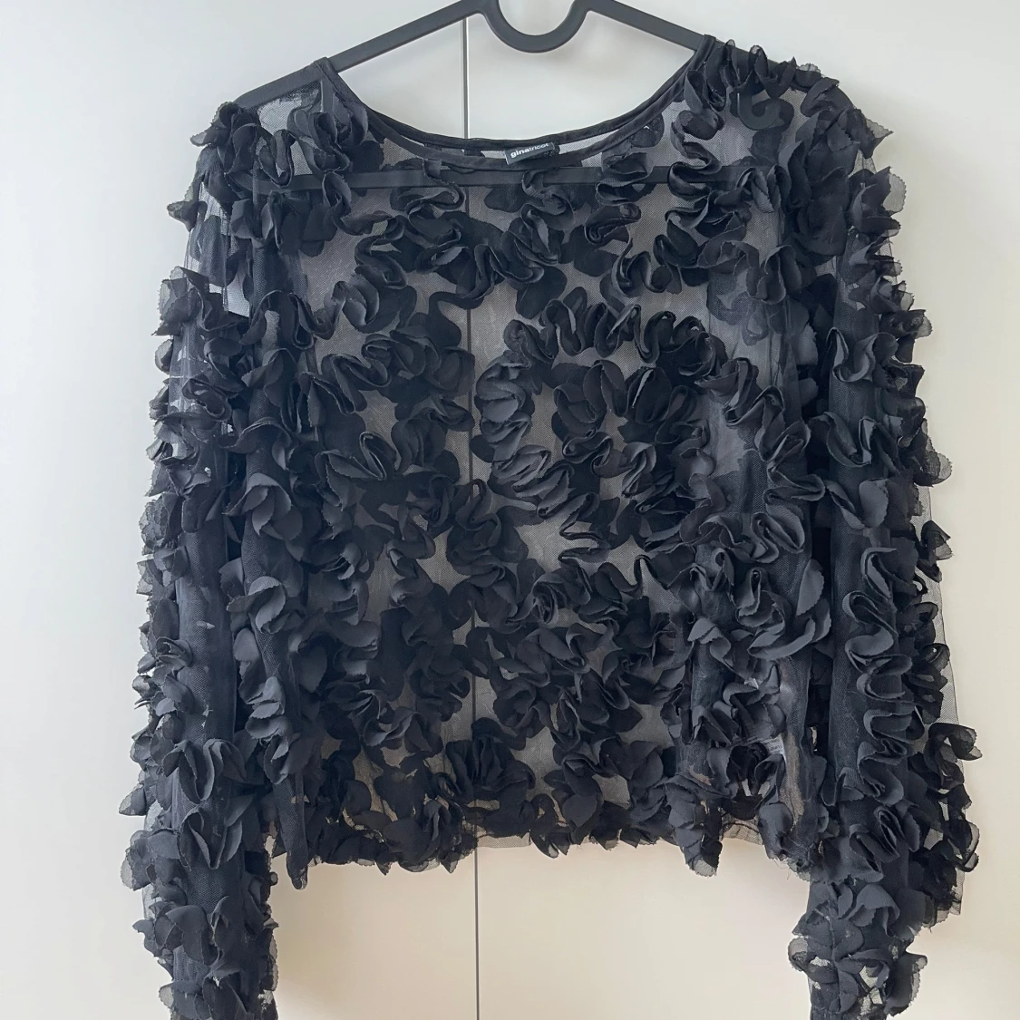 Svart blommig meshblus Gina Tricot XS
