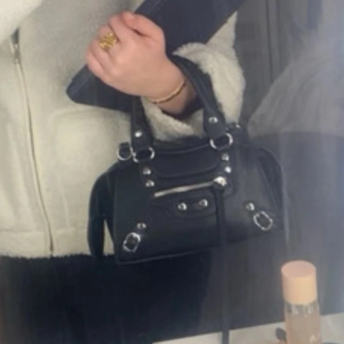 Svart handväska med silverdetaljer