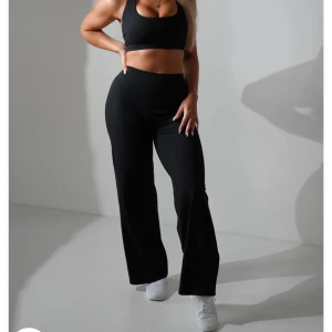 Svarta vida träningsbyxor från GTech - Svarta träningsbyxor från gteck med raka ben. Endast använda 1 gång, men säljer då jag hade behövt en annan storlek🥰 nypris 550kr. Pris kan diskuteras vid snabb affär