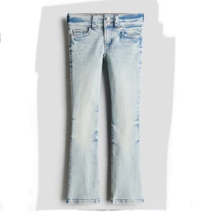 Ljusblå bootcut jeans - Skit snygga lågmidjade bootcut jeans. De är i nyskick och använda bara nån gång.