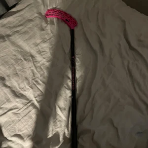 Oxdog Hyperlight innebandyklubba  - Fin klubba från Oxdog som har andvänds som backup så har inga riktiga skador direkt utan några skråmor finns om man tittar riktigt noga. Du får med original bladet som är vinrött och Avox bladet som är på.