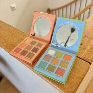 Ögonskugga paletter - Två paletter ögonskugga, tror de är från normal💕 En för 30kr, båda för 50kr🌸 Helt oanvända såklart