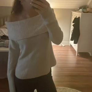 Offshoulder tröja - Fin beige tröja perfekt till hösten!     Nästan helt oanvänd, från ginatrocot, strl 170 🩷