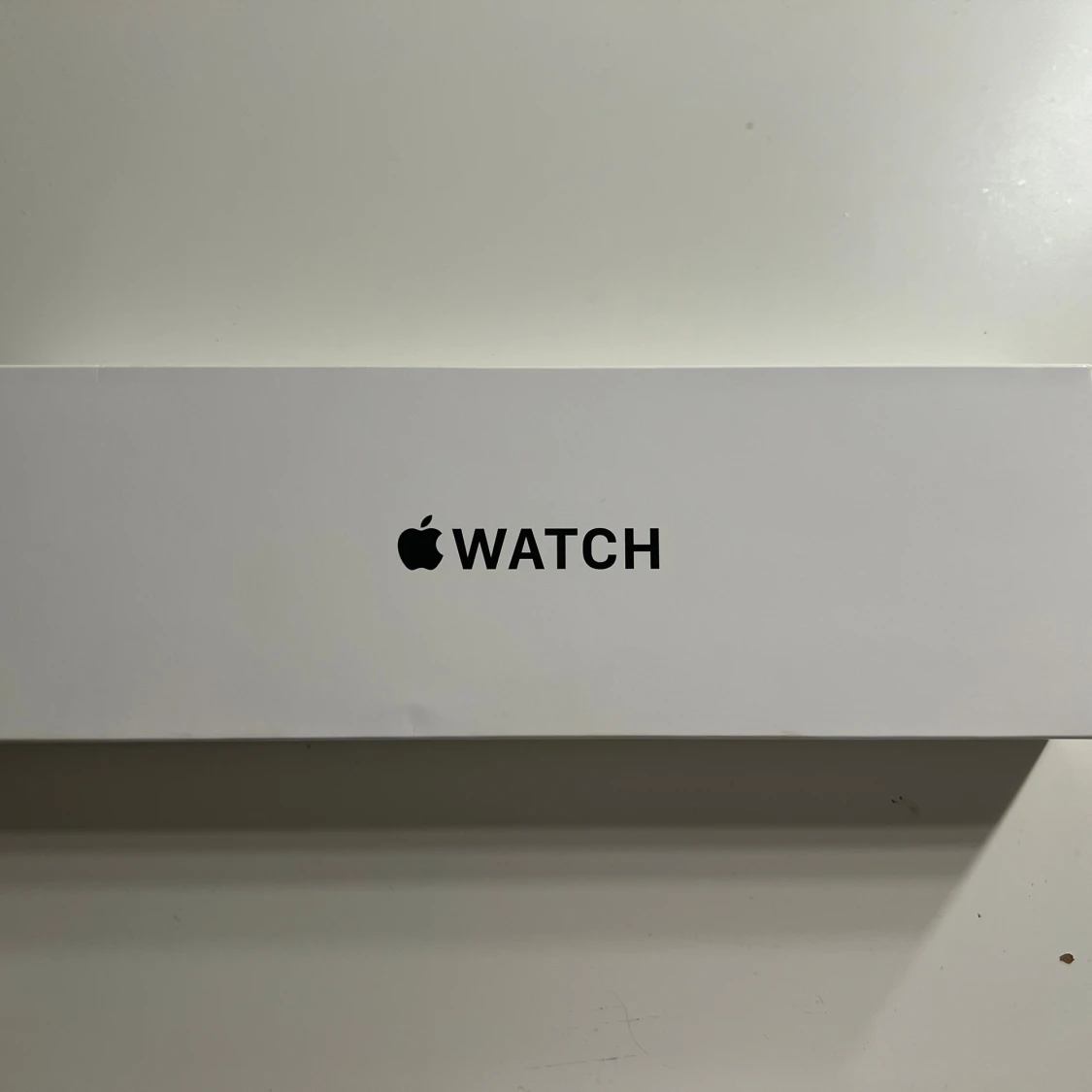 Apple Watch med vitt sportband