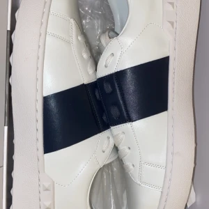 Valentino Garavani Open sneakers vit/blå - Snygga Valentino Garavani Open sneakers. Helt nya. Pris kan diskuteras vid snabb affär. Kom gärna till frågan om ni undrar. 