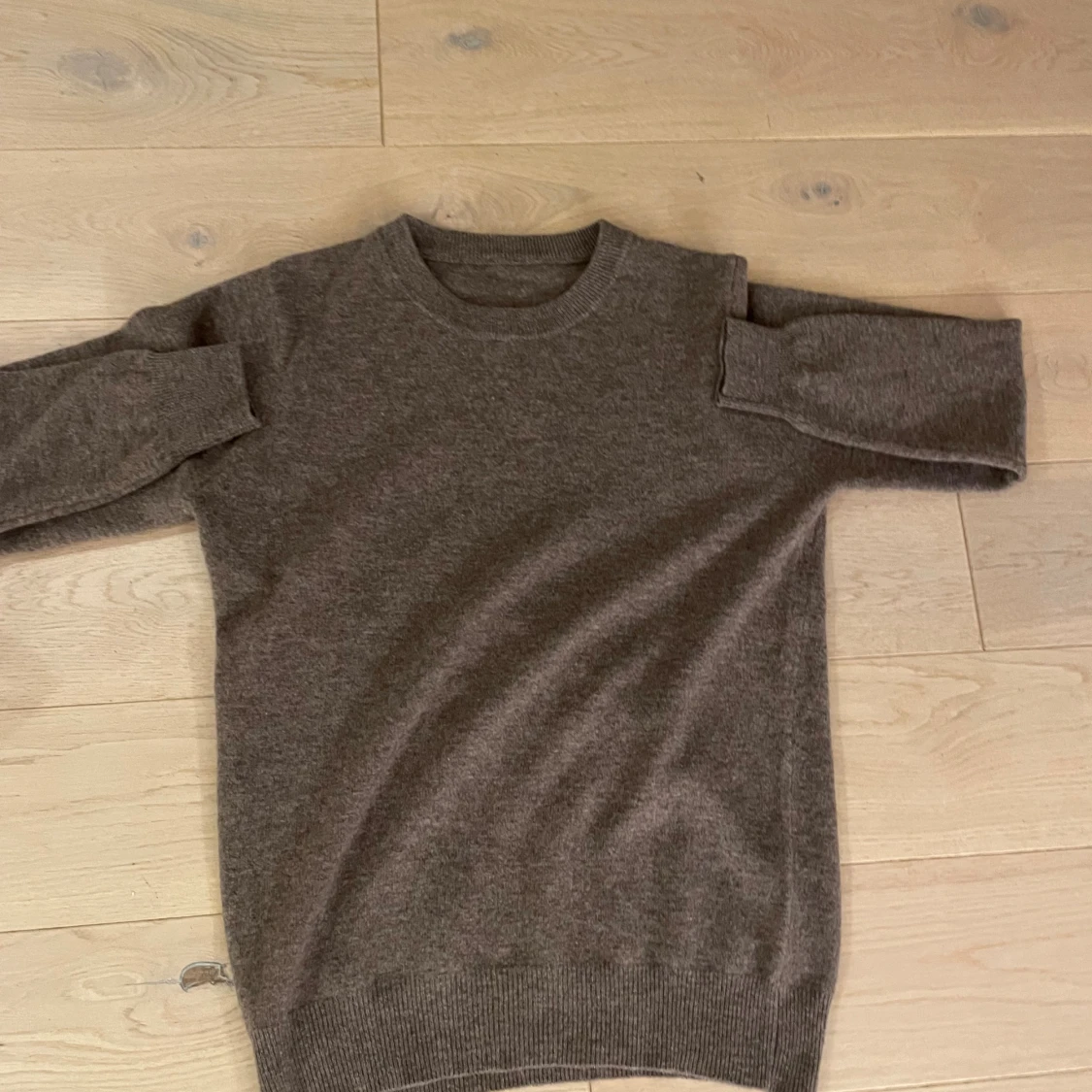 Brun stickad tröja i kashmir - 1