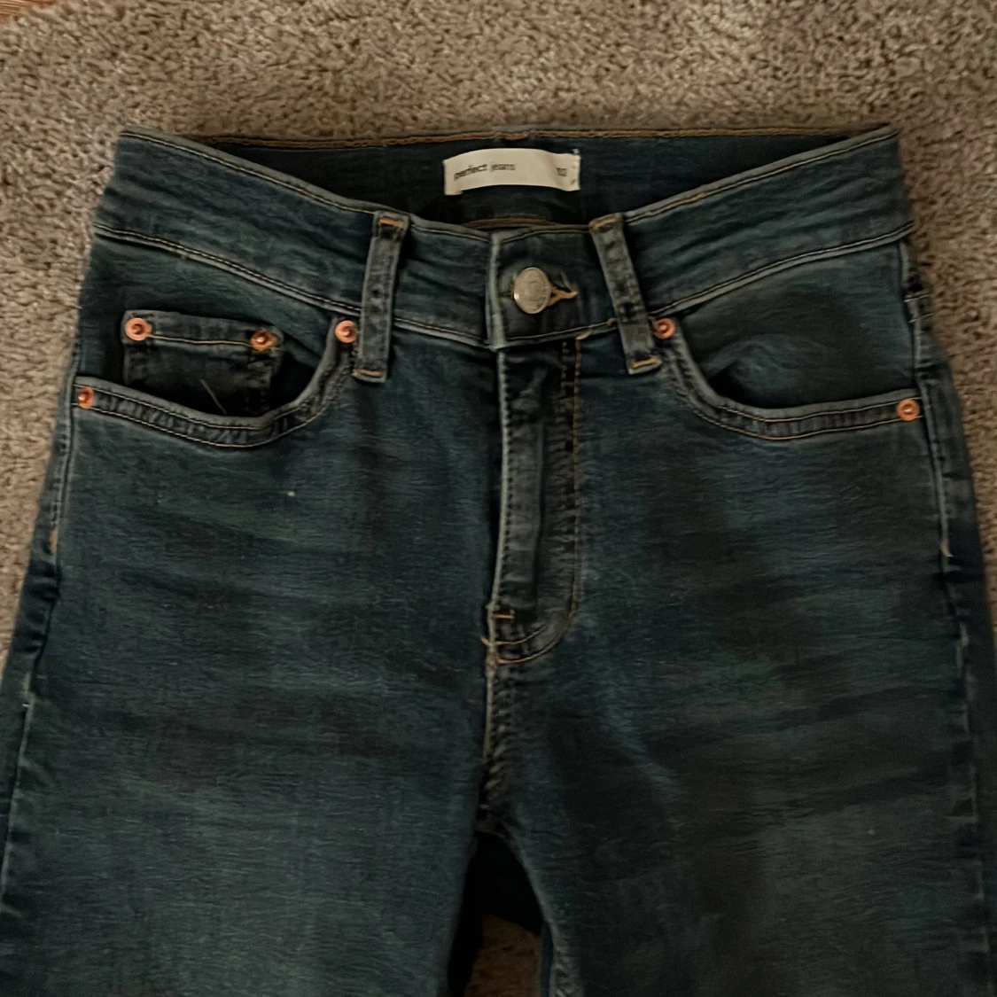 Mörkblå bootcut jeans från Gina tricot  - 1