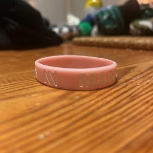 Marcus och Martinus armband - Säljer denna marcus och martinus armband, den e glow in the dark