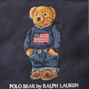 Mörkblå tröja Polo Bear Ralph Lauren - Klassisk mörkblå tröja från Ralph Lauren med broderad Polo Bear och amerikansk flagga på bröstet. Tröjan har rund hals och är perfekt för dig som gillar ikoniska detaljer och streetstyle. Snygg att matcha med jeans eller chinos.