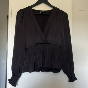 Blus - Säljer denna fina blus från Vero Moda. Nästan aldrig använd. Kom privat för frågor eller intresse🌺